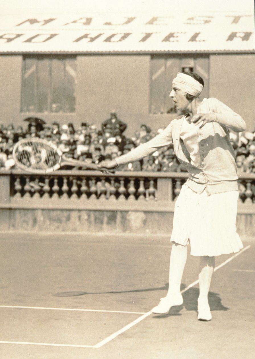 Suzanne Lenglen spelar tennis, ca 1926 (silverbromidgelatintryck) av Italian Photographer