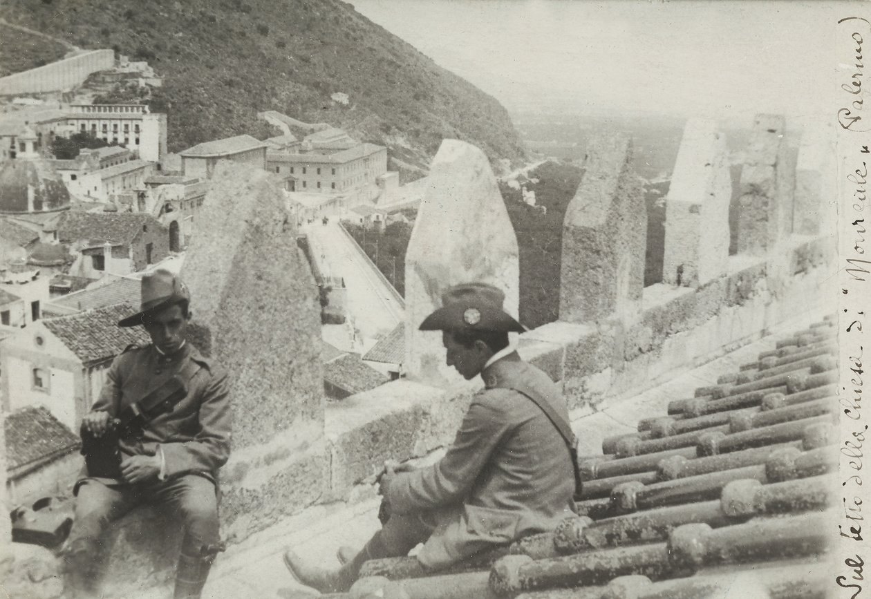 Två soldater fotograferade på taket av kyrkan i Monreale, 1910 av Italian Photographer