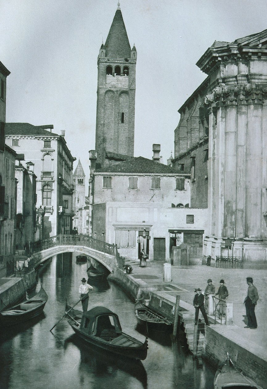 Utsikt över Canale San Barnaba med klocktornet i San Barnaba-kyrkan av Italian Photographer