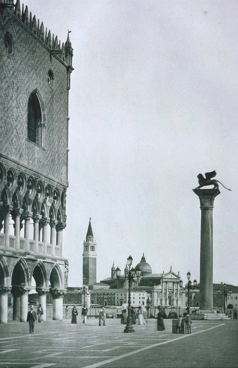Utsikt över Dogespalatset och Markusplatsen av Italian Photographer