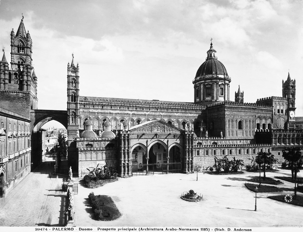 Vy över den högra sidan av katedralen i Palermo, Sicilien, c.1929 av Italian Photographer