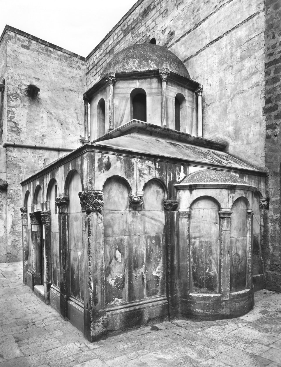 Mausoleum av Bohemund I av Hauteville av Italian School