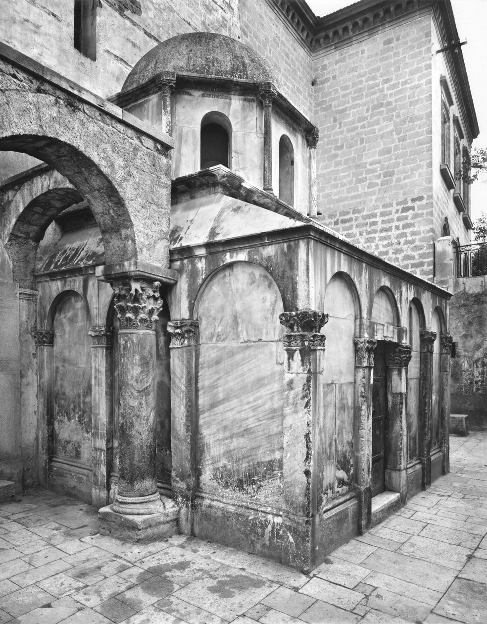 Mausoleum av Bohemund I av Hauteville av Italian School