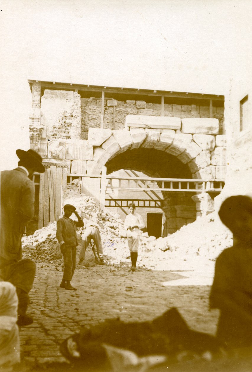 Nedrivning av hus runt Marcus Aurelius-bågen, Tripoli, Libyen, 4 oktober av Italian Photographer