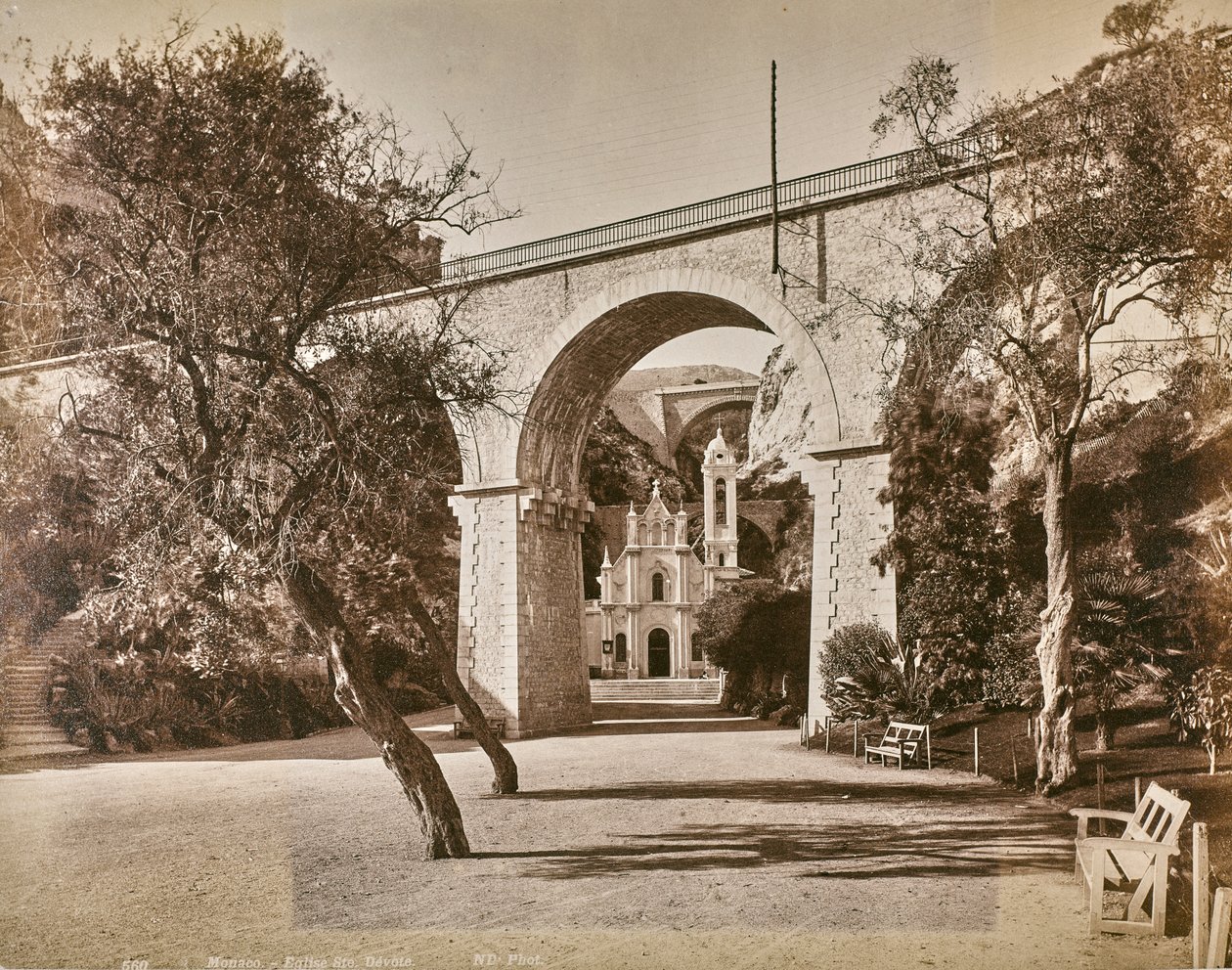Album "Genua och Pisa": Chapel Sainte Dévote i Monaco, ca 1880-90 (s/v foto) av Italian Photographer