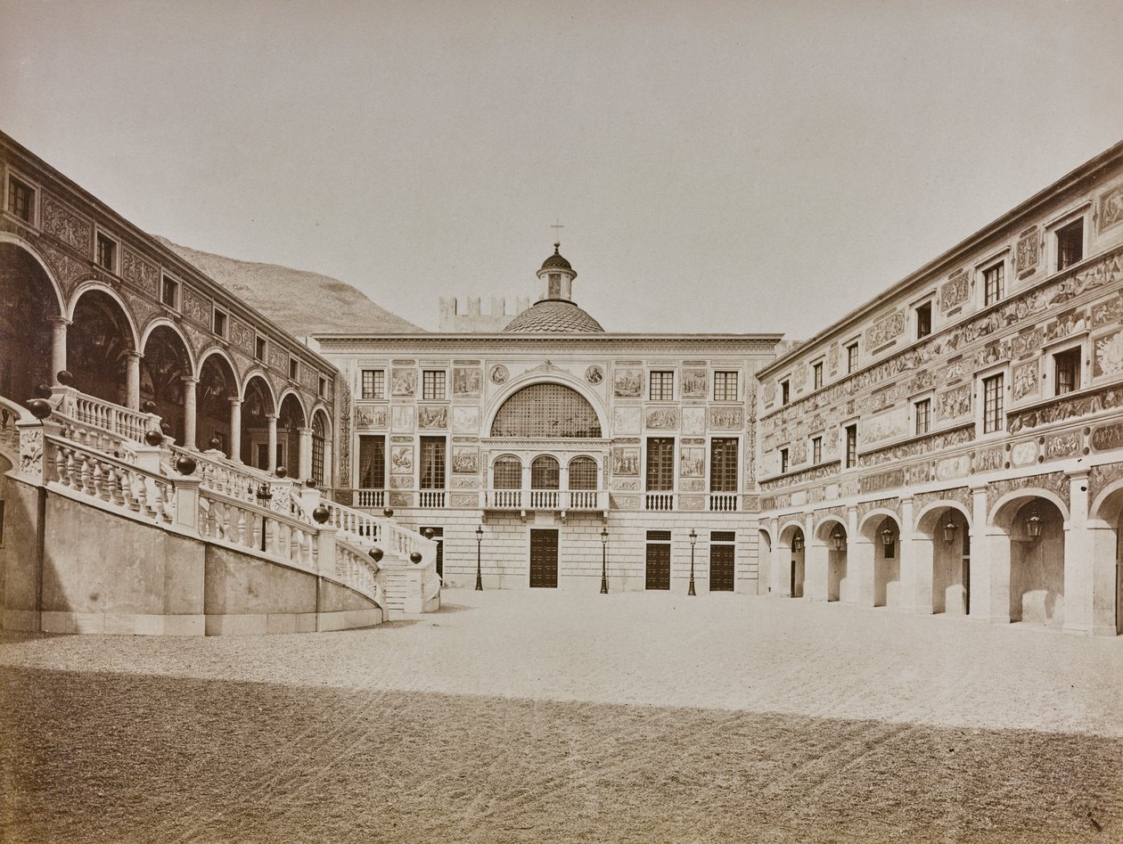 Album "Italie 1882, Neapel, Pise, Gênes, Corniche": Innergården i Prinsens palats i Monaco av Italian Photographer