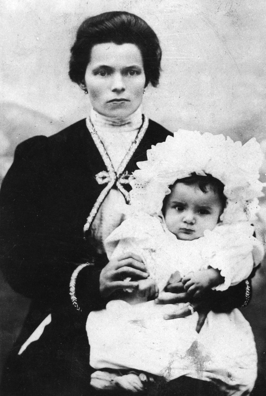 Benito Mussolini som barn med sin mamma Rosa Maltoni - 1884 - Benito MUSSOLINI (1883-1945) i famnen på sin mamma Rosa Maltoni. av Italian Photographer