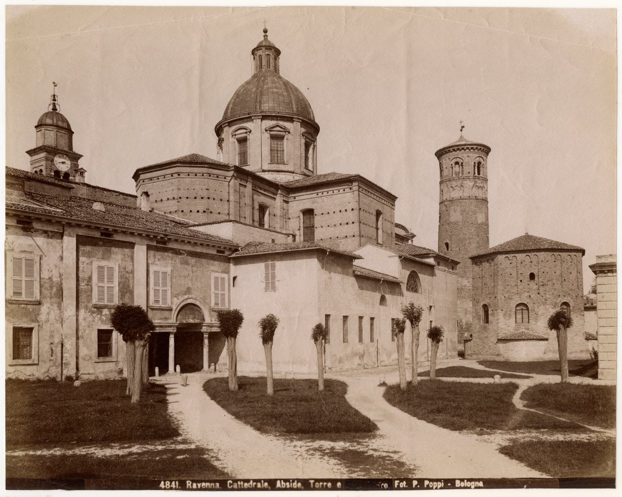 Vår Herre Jesu Kristi uppståndelsekatedral, med dopkapellet till höger, Ravenna, Emilia-Romagna, Italien, fotografi av Pietro Poppi, Bologna, ca 1900 av Italian Photographer