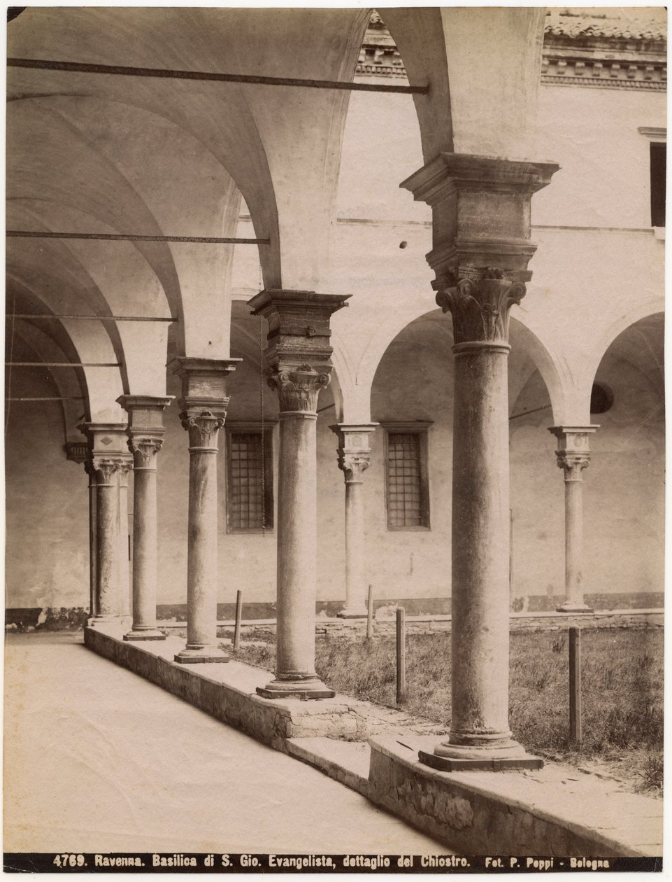 Kloster i Church of St John Evangelist, Ravenna, Emilia-Romagna, Italien, fotografi av Pietro Poppi, Bologna, ca 1900 av Italian Photographer