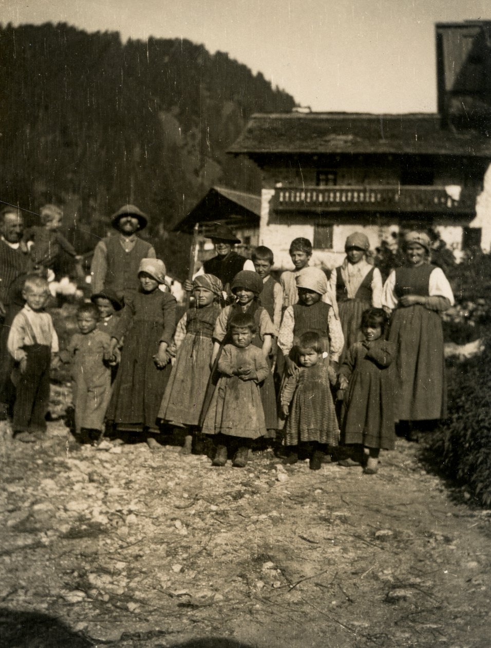 Familj framför hus, Aostadalen, Italien 1900-1910 av Italian Photographer