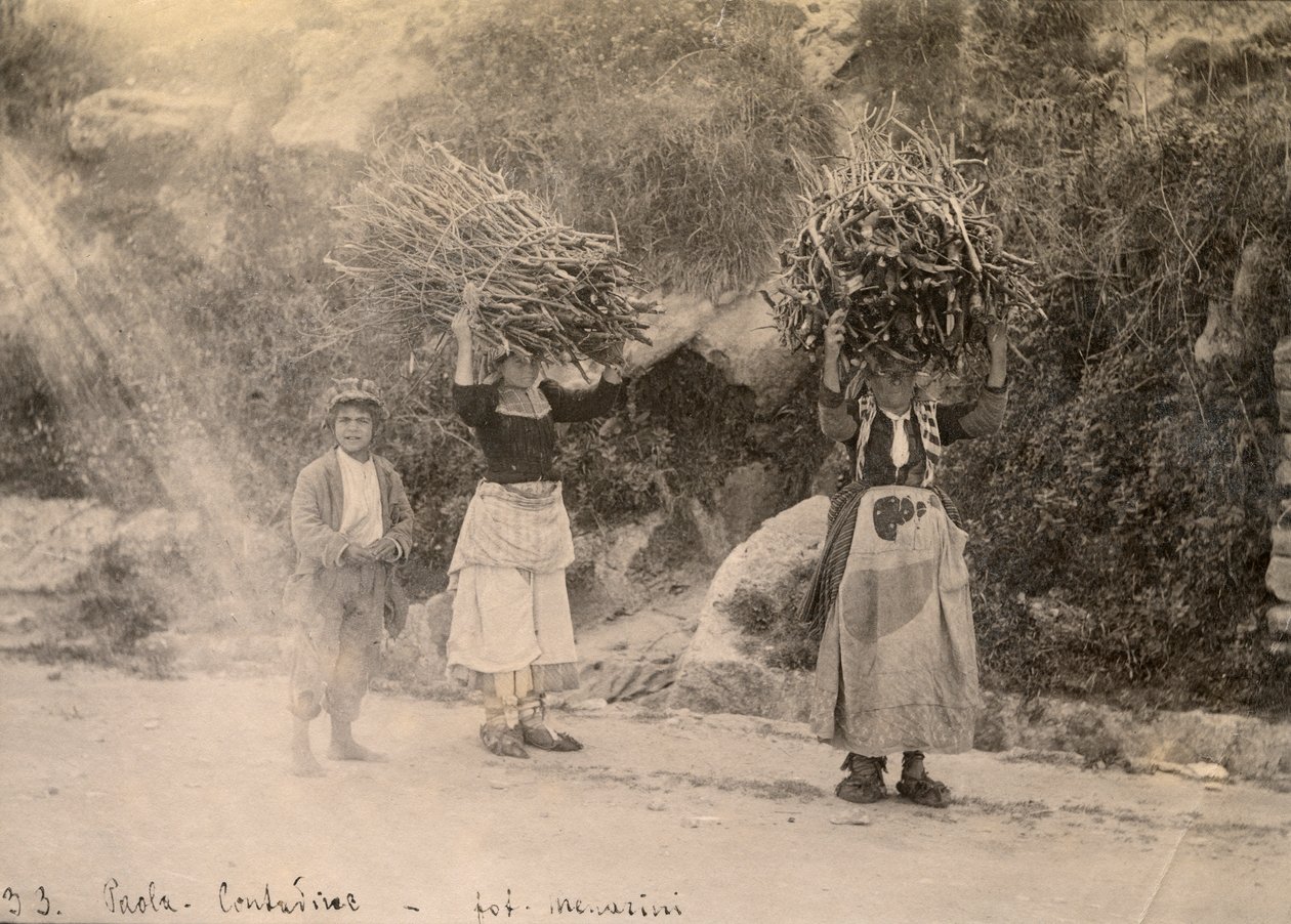 Bönder bär vedbuntar på sina huvuden, Paola, Kalabrien, fotografi av Leopoldo Menarini, ca 1910 av Italian Photographer
