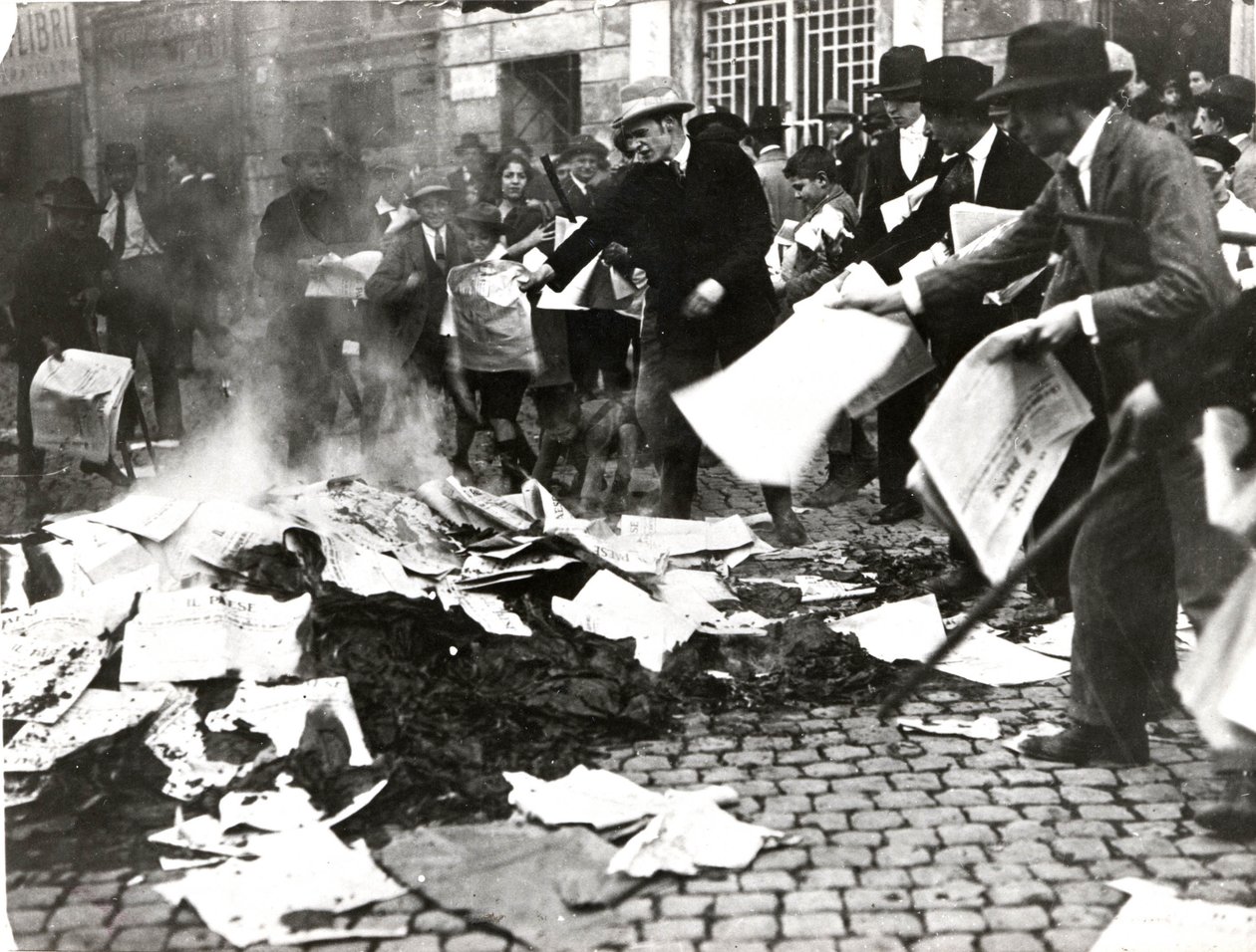Fascistiskt team bränner socialistiska tidningar "Il Paese" efter att ha ödelagt belägringen av Italian Photographer