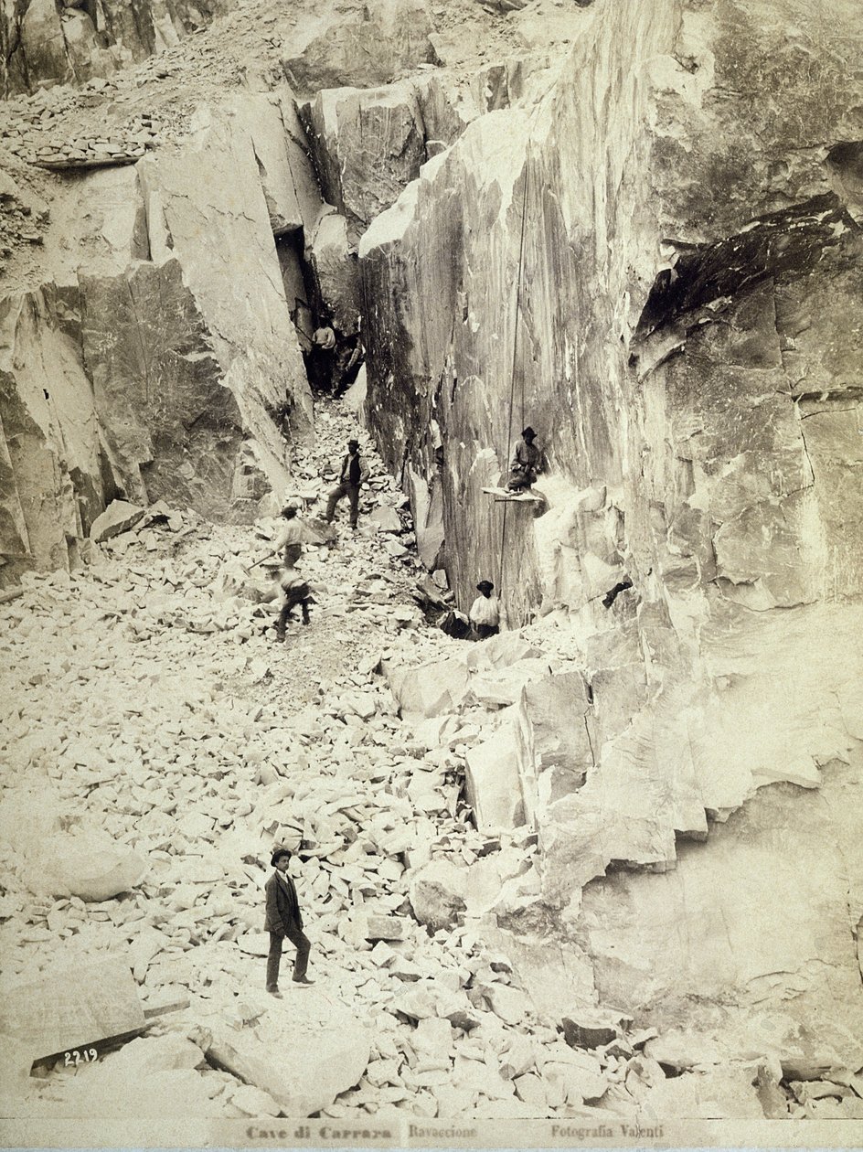 Grupp stenbrott i arbete i ett av stenbrotten i Ravaccione, ca 1890-1900 av Italian Photographer