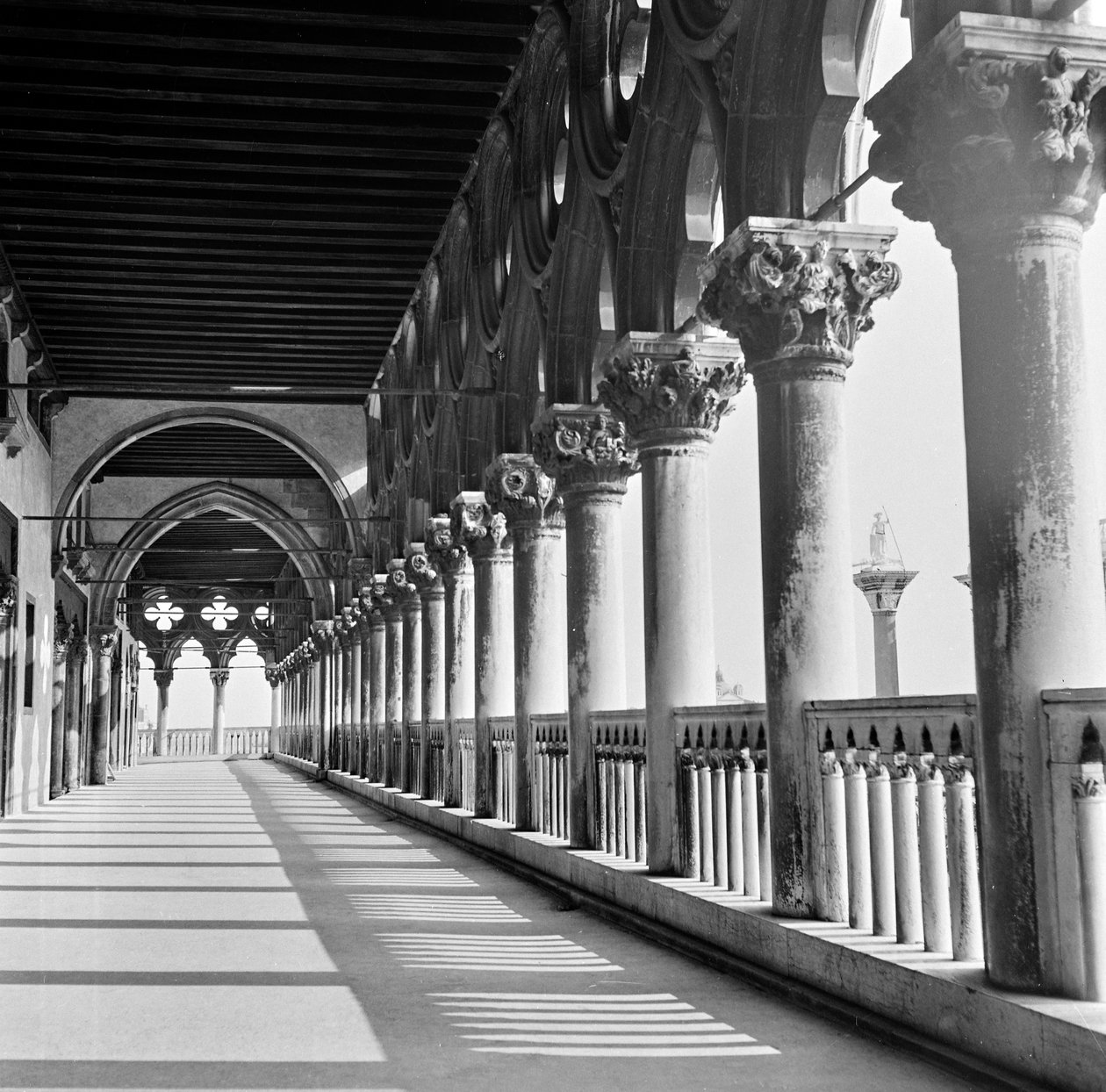 Loggia of the Palazzo Ducale, Venedig, ca 1960 (s/v foto) av Italian Photographer