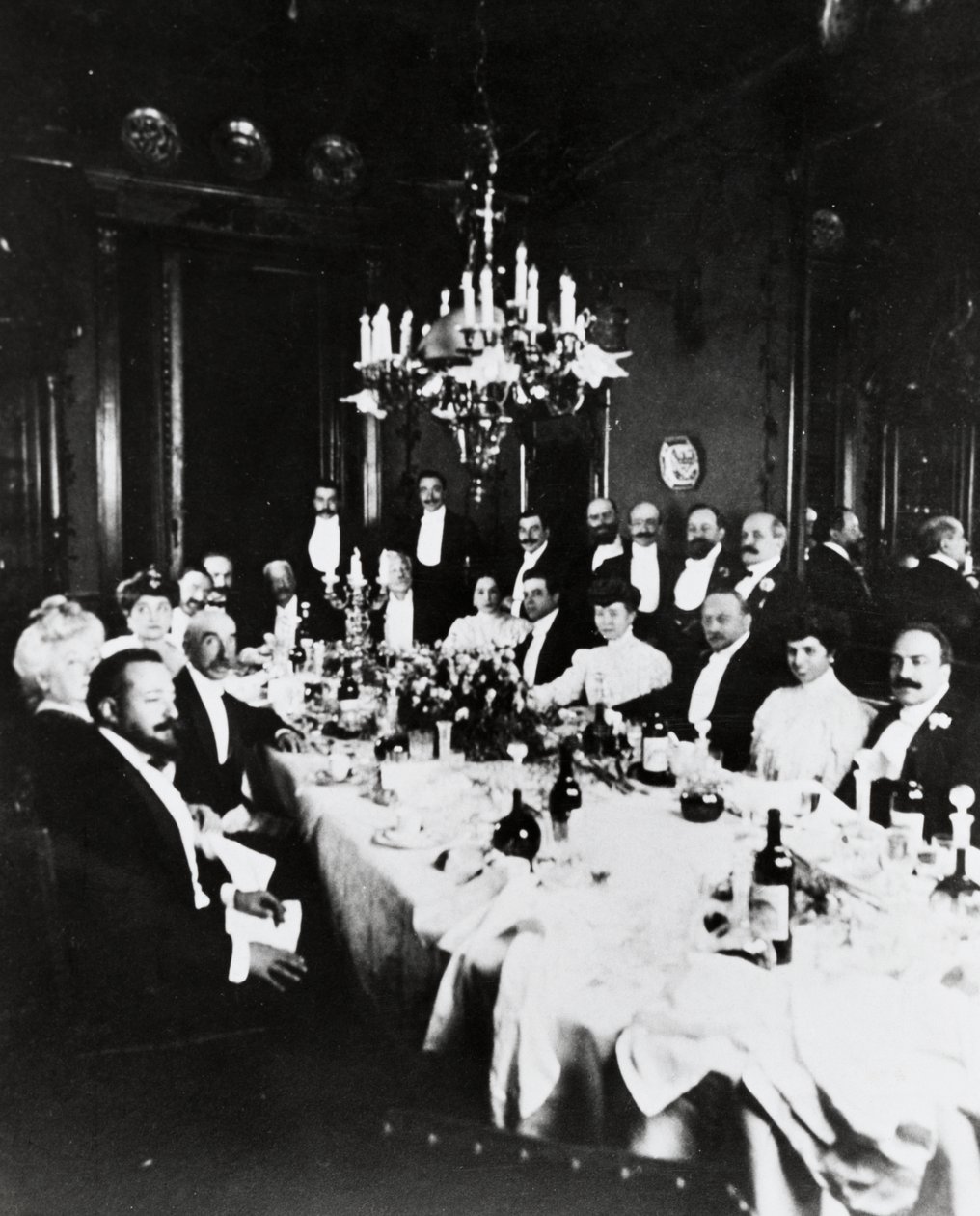 Lunch på Casa Sonzogno, bland gästerna är det möjligt att känna igen Francesco Cilea, Pietro Mascagni, Umberto Giordano, Carlo Romussi, Arturo Colautti, Amintore Galli och Edoardo Sonzogno, Milano av Italian Photographer