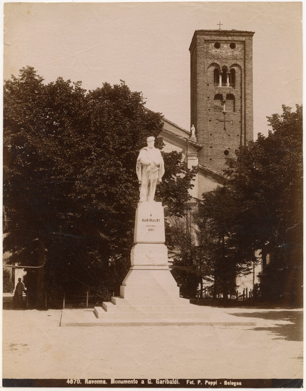 Monument till Giuseppe Garibaldi på Piazza San Francesco, med St Franciskuskyrkan i bakgrunden, Ravenna, Emilia-Romagna, Italien, fotografi av Pietro Poppi, Bologna, ca 1900 av Italian Photographer