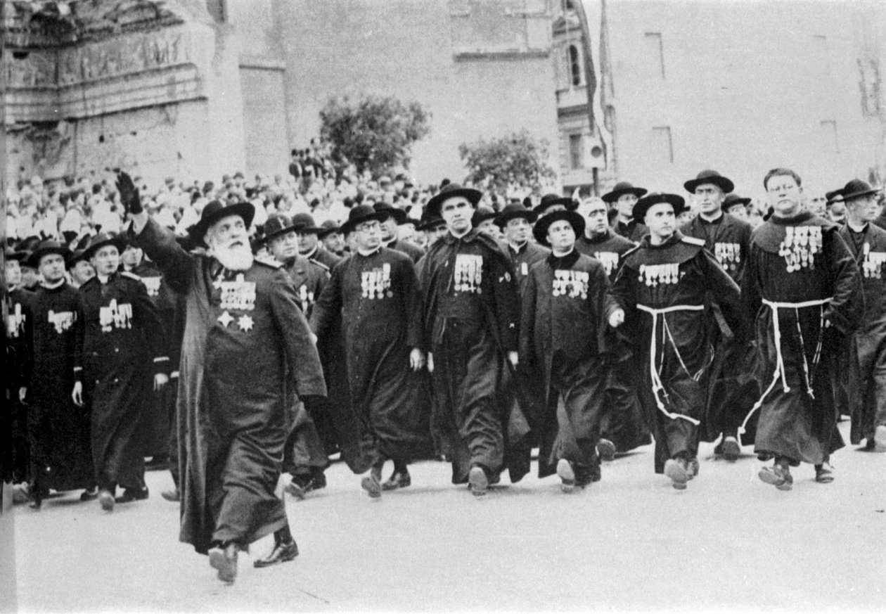 Parad i Rom 1931, föregås av det kyrkliga organet. av Italian Photographer