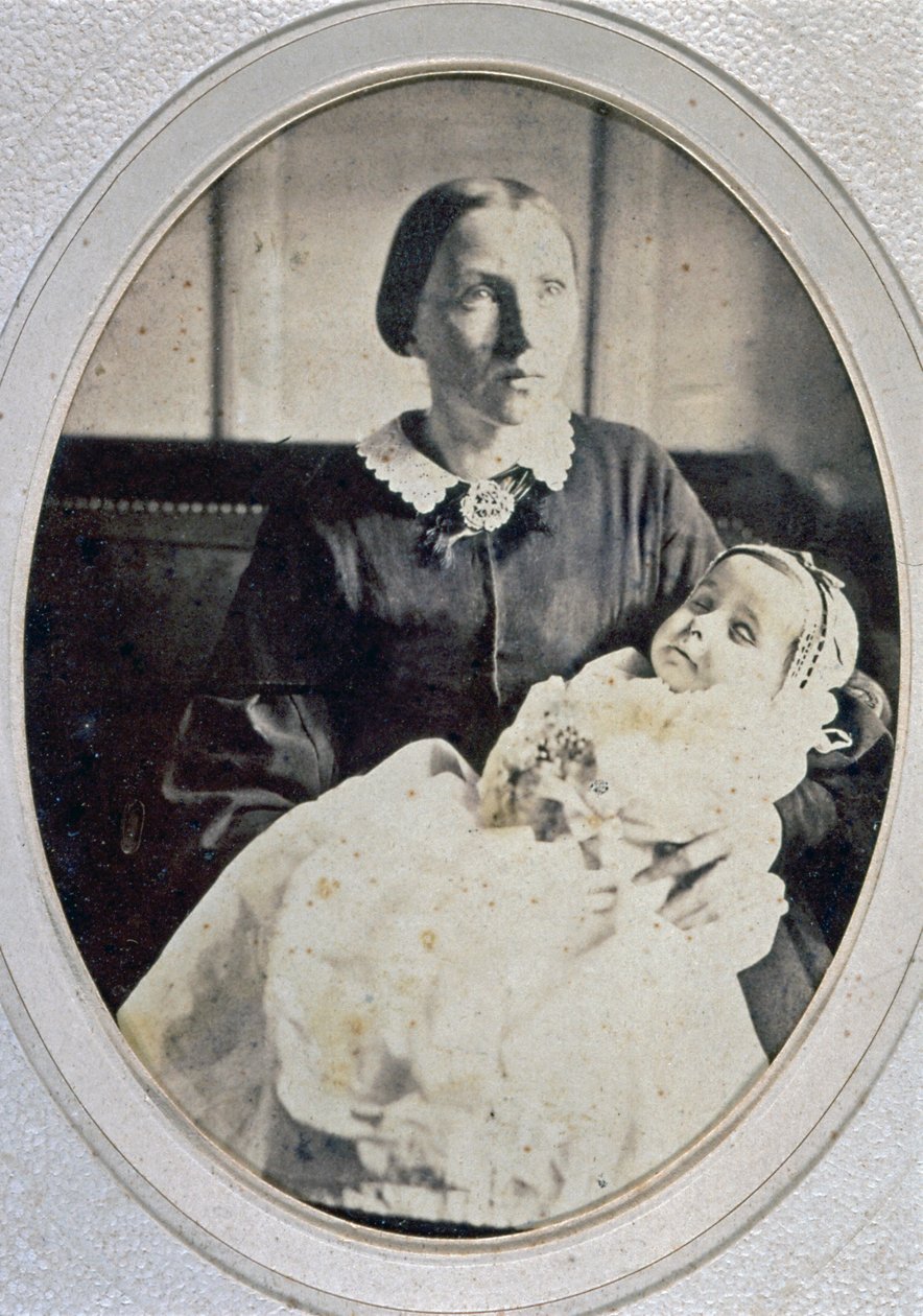 Post mortem porträtt av en liten flicka som hölls av sin mor, ca 1855 (s/v foto) av Italian Photographer