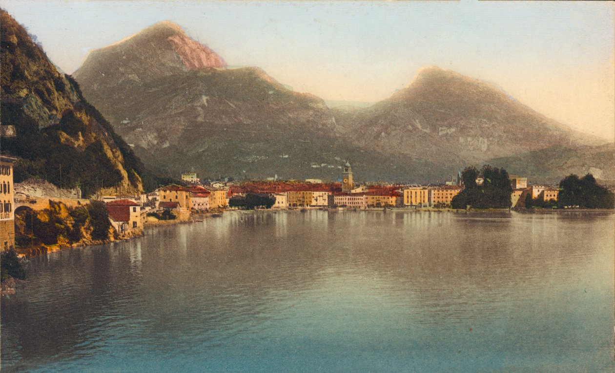 Riva, Gardasjön (färgfoto) av Italian Photographer