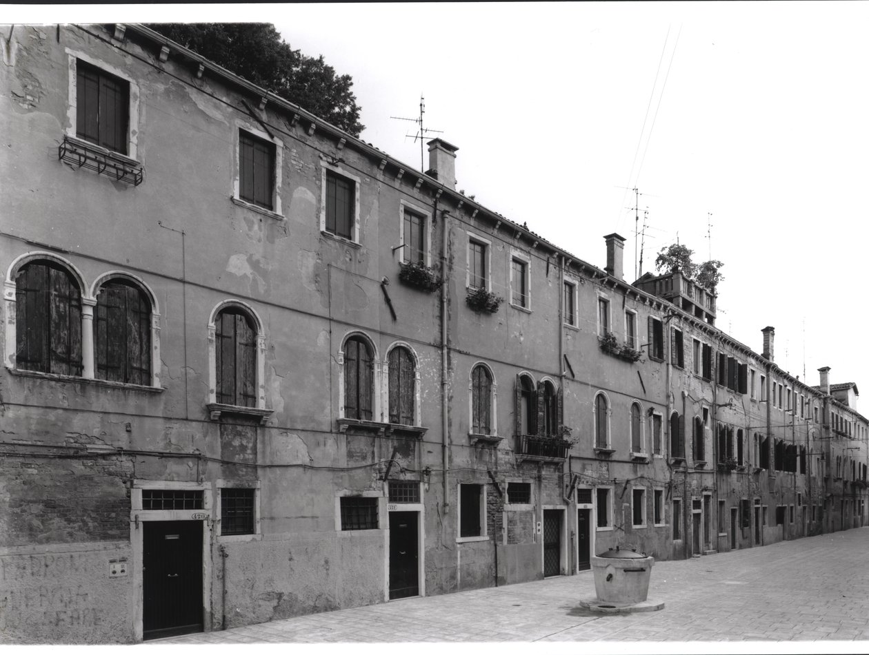 Rad av hus på Calle Riello, Venedig av Italian Photographer