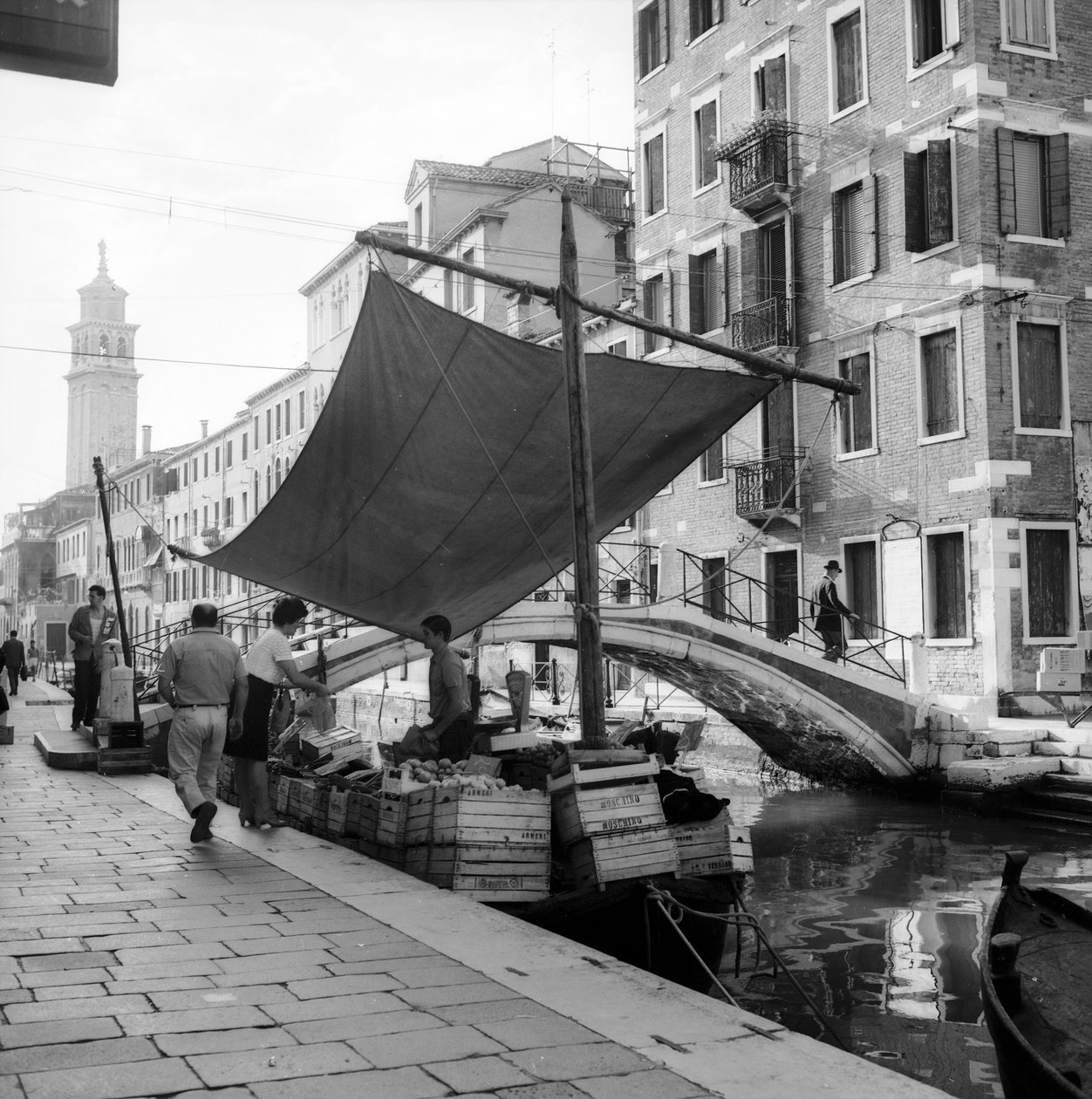 Försäljning av frukt och grönsaker ombord på en båt i en kanal, Venedig av Italian Photographer