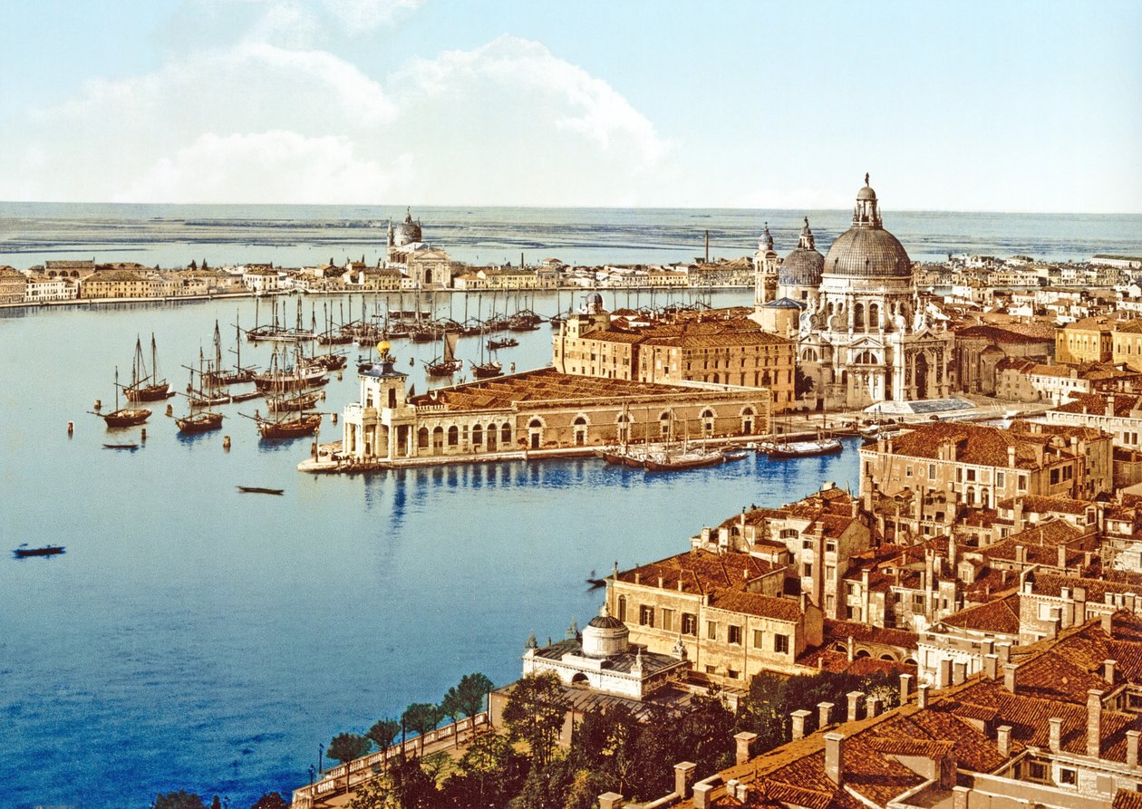 Santa Maria della Salute från Campanile Tower på St. Marks Square, Venedig, pub. c.1900 av Italian Photographer