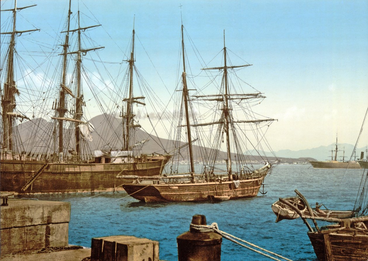 Schooners i Neapelbukten med Vesuvius i bakgrunden, pub. c.1900 av Italian Photographer