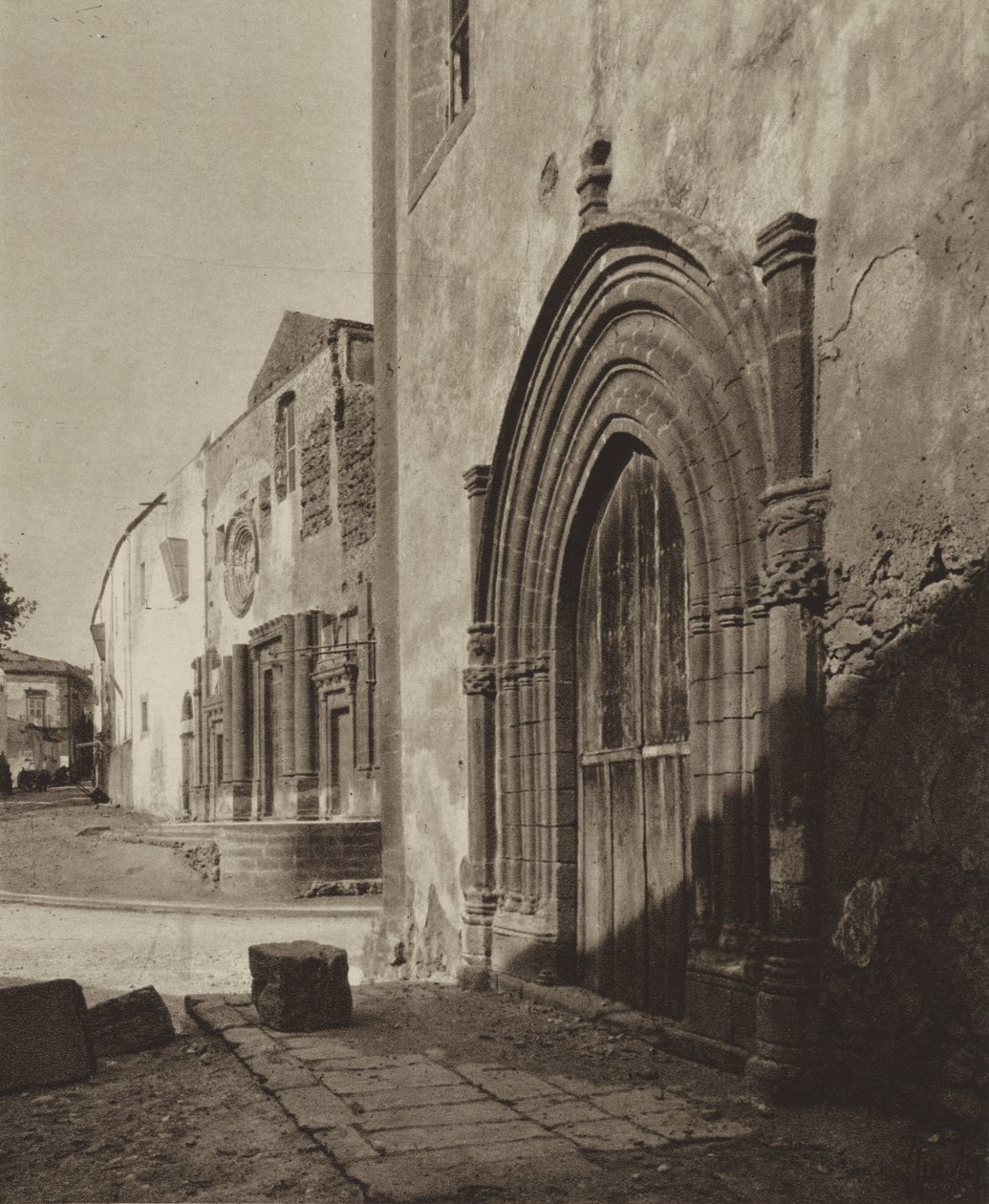 Sicilien / Sicilien: Sciacca, gotisk portal (svartvitt foto) av Italian Photographer