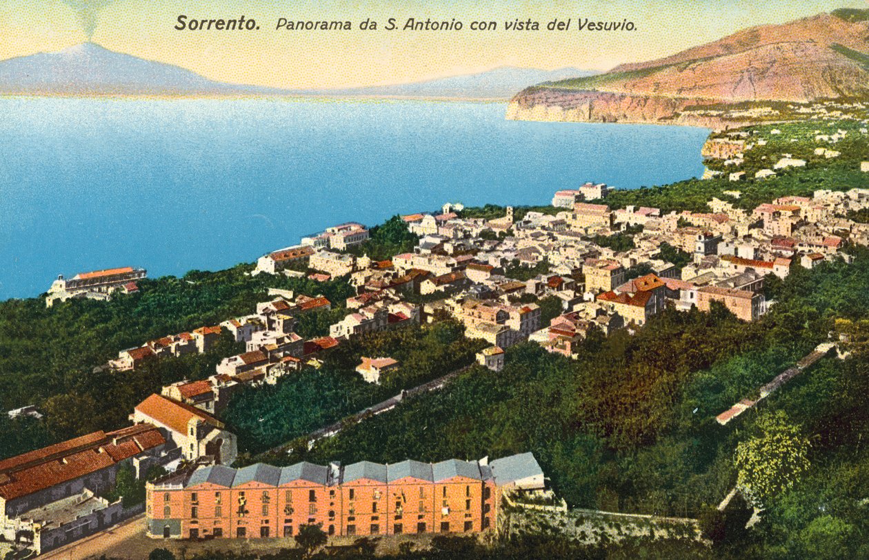 Sorrento, Panorama från S Antonio med utsikt över Vesuvius (färgfoto) av Italian Photographer