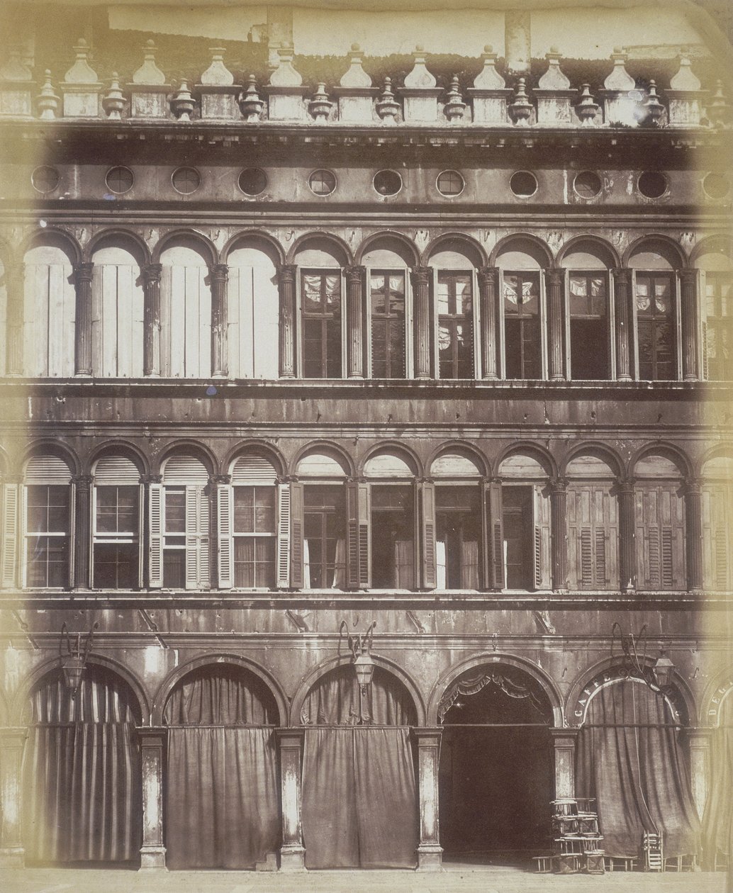 Fasaden på en venetiansk byggnad, c.1865 av Italian Photographer
