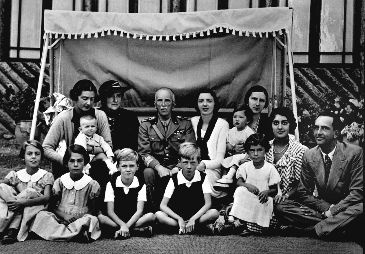 Den italienska kungafamiljen. I centrum Victor Emmanuel III (Vittorio Emanuele). Bland barnen som sitter, den 3:e från vänster är prins Victor Emmanuel (Victor-Emmanuel) (Vittorio Emanuele), den sista till höger hans far Humbert II (Umberto II). 19 av Italian Photographer
