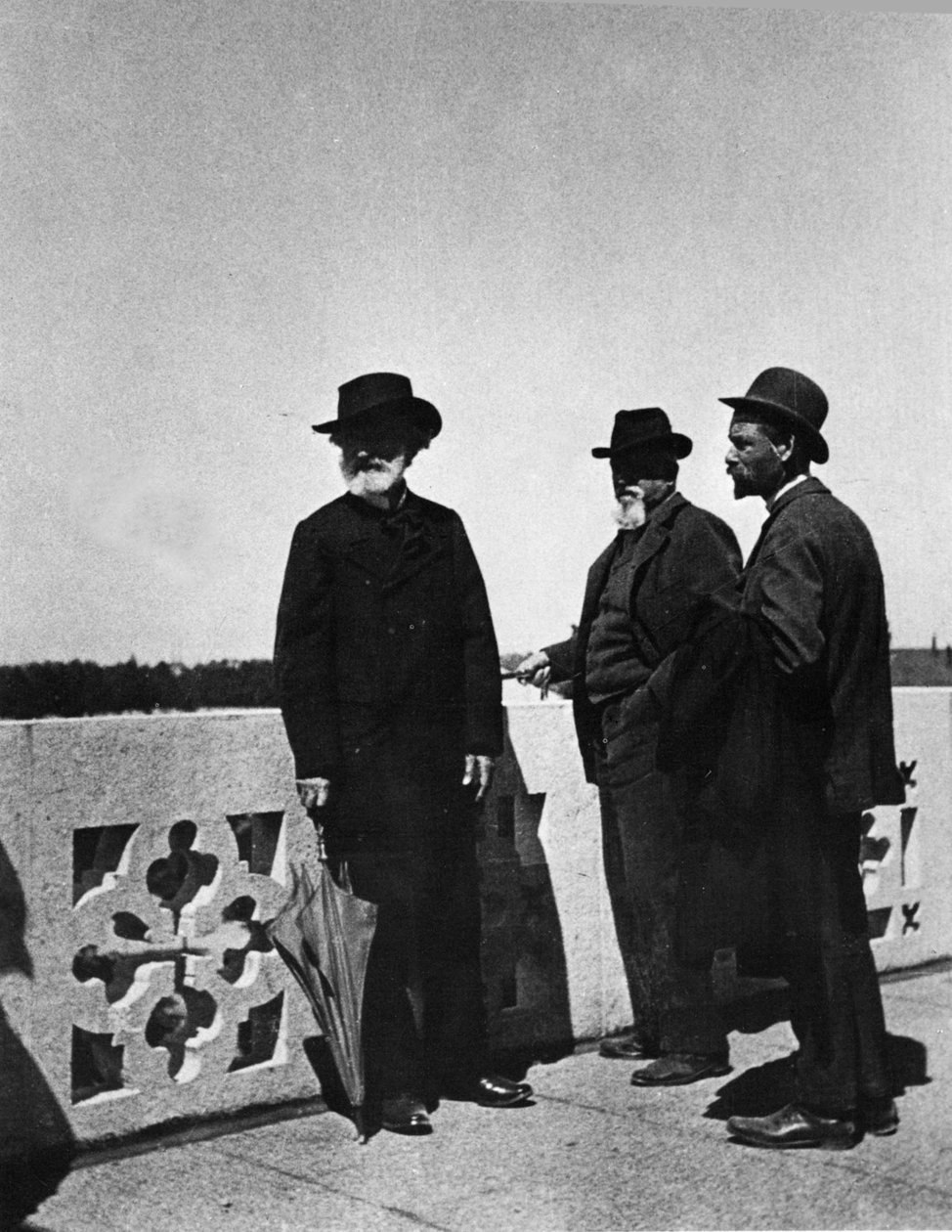 Kompositören Giuseppe Verdi (1813-1901), arkitekten Camillo Boito (1836-1914) och Noseda under besöket av verken i rasthuset för kompositörer (Casa di Riposo per Musicisti) omkring 1898 på Buonarroti-torget i Milano. av Italian Photographer