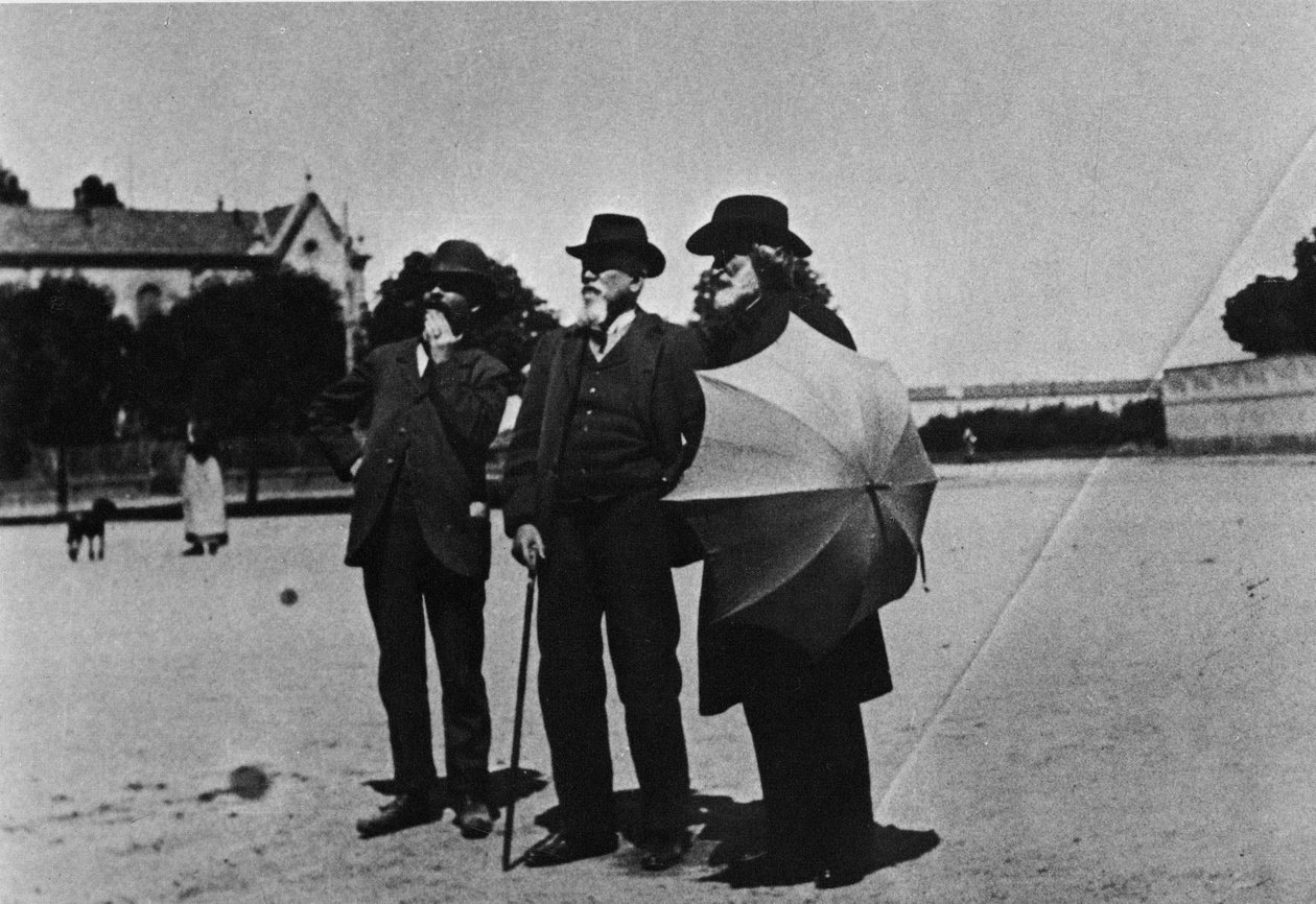 Kompositören Giuseppe Verdi (1813-1901), arkitekten Camillo Boito (1836-1914) och Noseda under besöket av verken av rasthuset för kompositörer (Casa di Riposo per Musicisti) omkring 1898 på Buonarroti-torget i Milano. av Italian Photographer