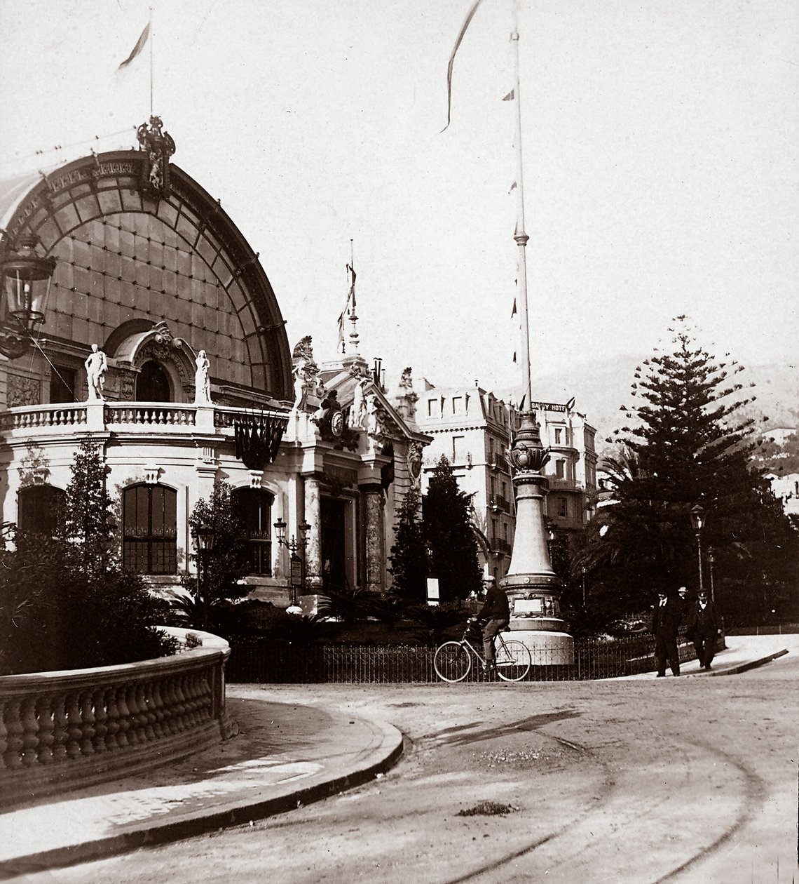 Ingången till konstutställningen i Montecarlo, 1898, 1898-02-25 (s/v foto) av Italian Photographer
