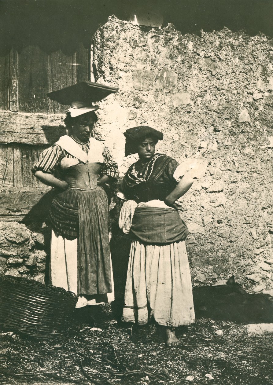 Två bönder från den romerska landsbygden i traditionella kläder, Italien, ca 1910 av Italian Photographer