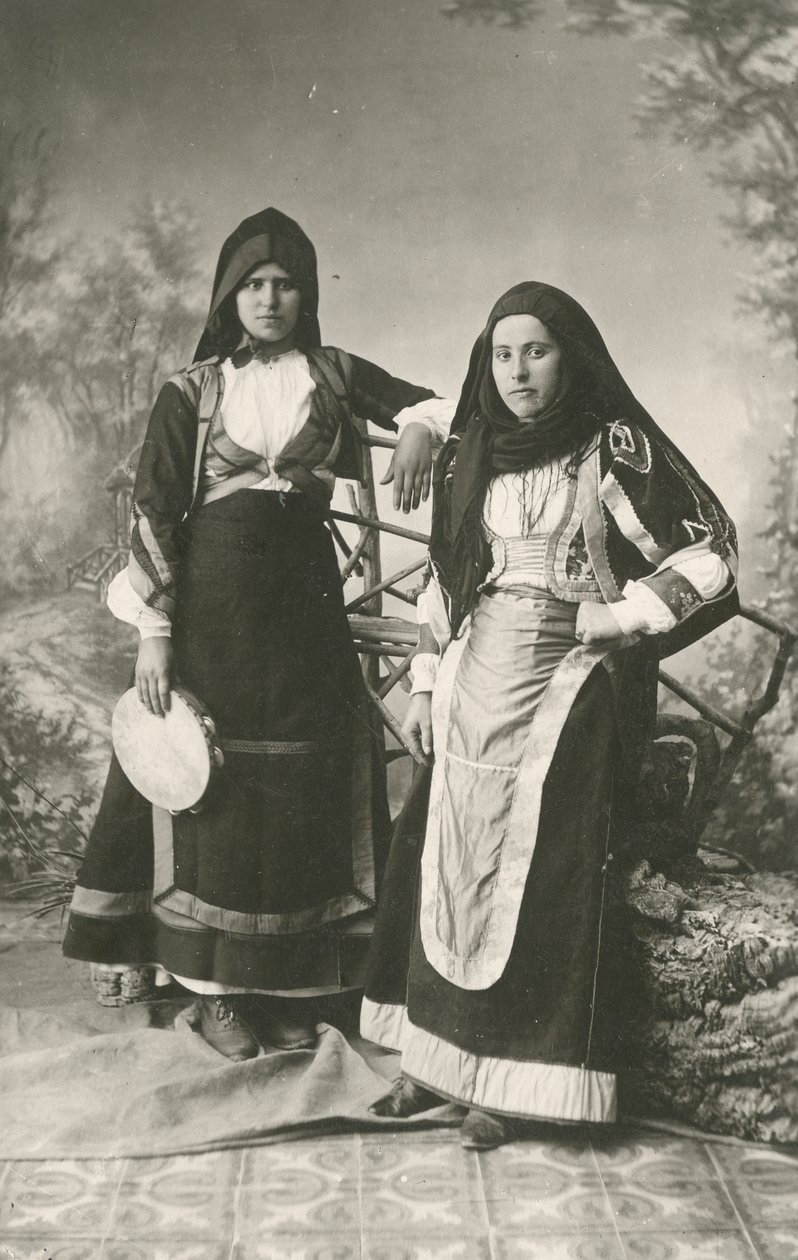 Två kvinnor i traditionella kläder från Belvi och Aritzo, Sardinien, Italien, ca 1910 av Italian Photographer