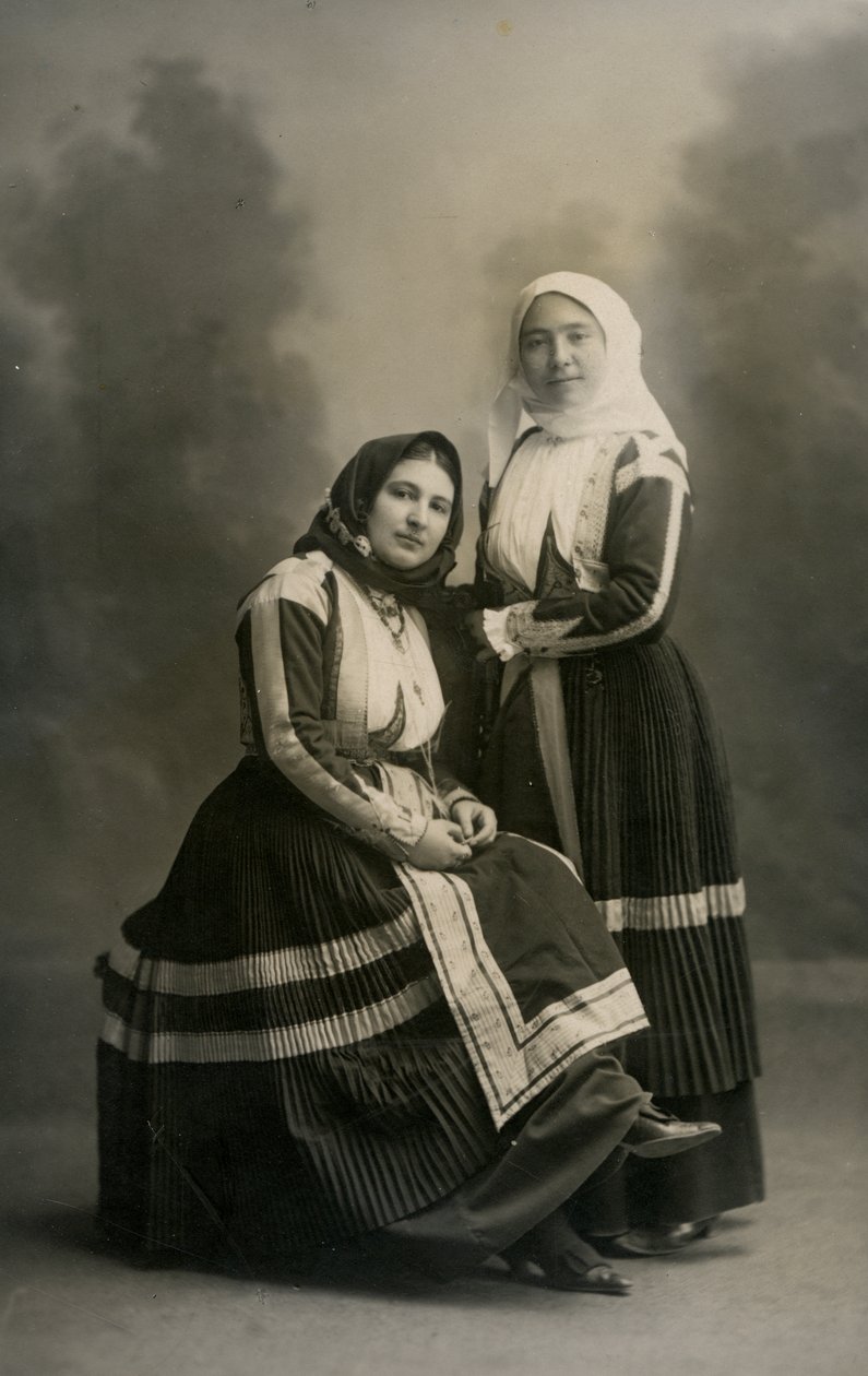 Två kvinnor i traditionella dräkter, Fonni, Sardinien, Italien, ca 1915 av Italian Photographer