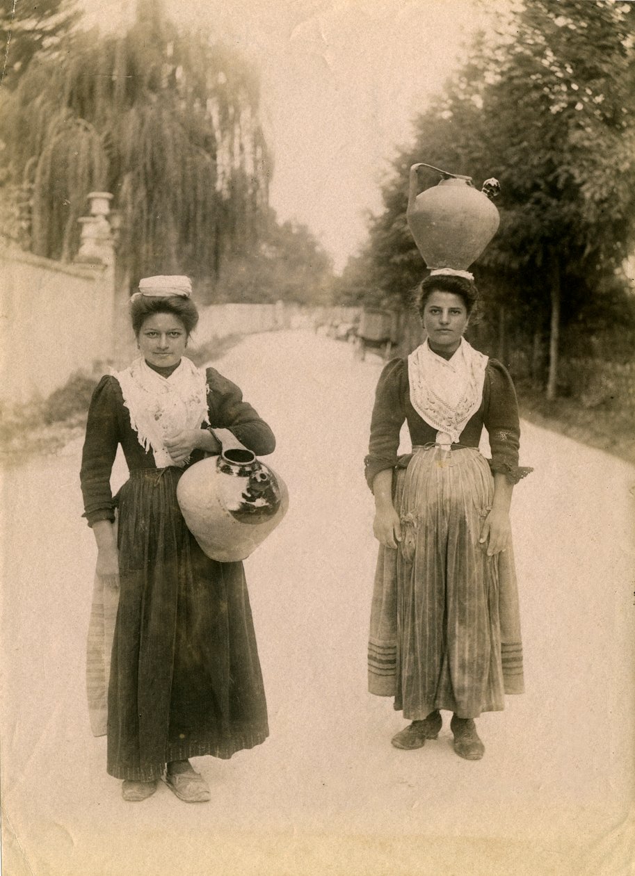 Två unga kvinnor med terrakottakrukor, Roccaraso, Abruzzo, Italien, ca 1905 av Italian Photographer