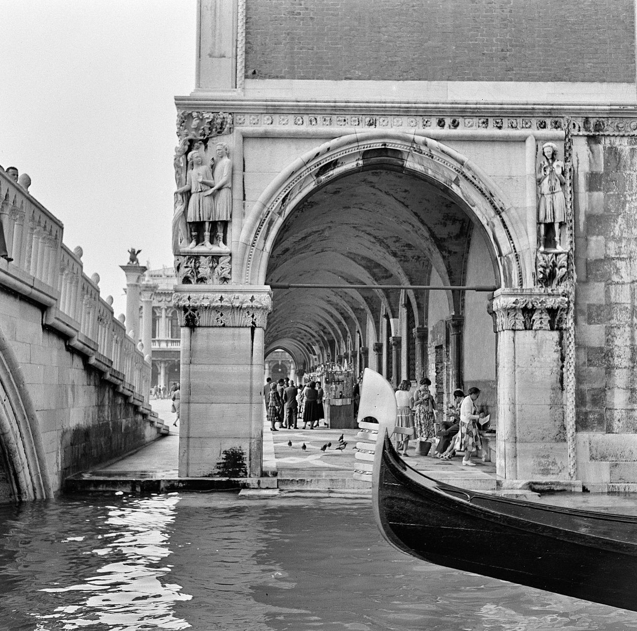 Venetiansk scen, ca 1960 (s/v foto) av Italian Photographer