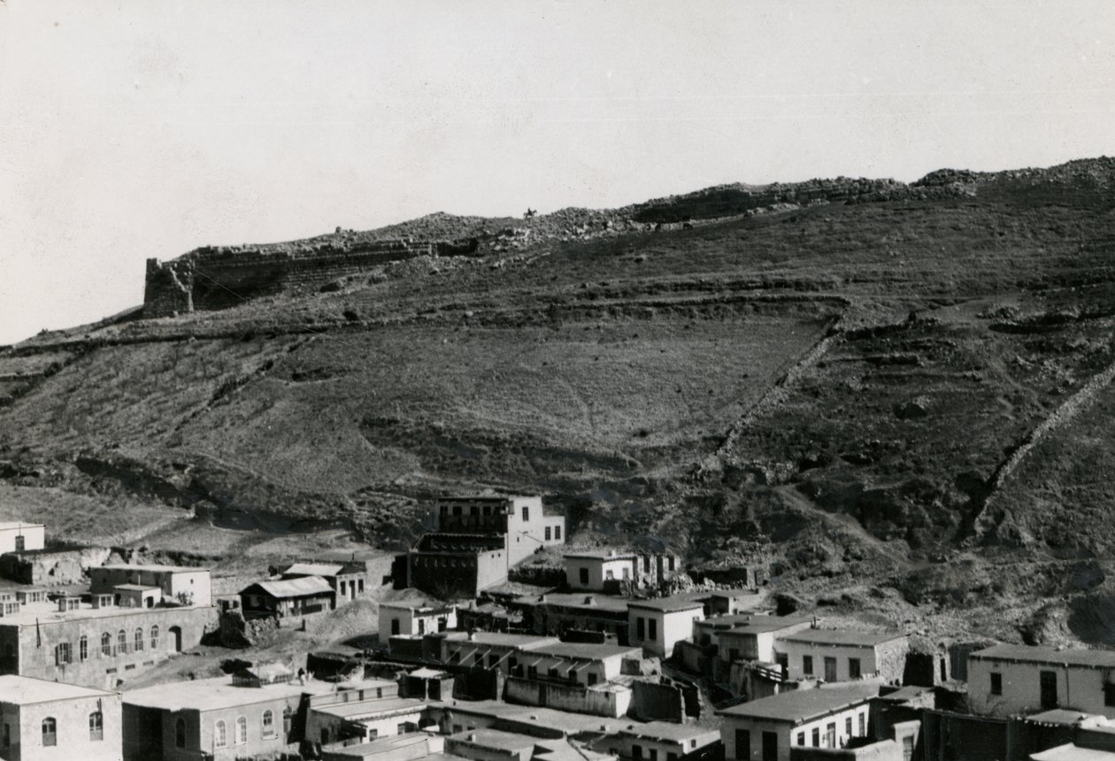 Vy över hellenistiska murar i nordöstra hörnet av Akropolis, Amman, Jordanien av Italian Photographer