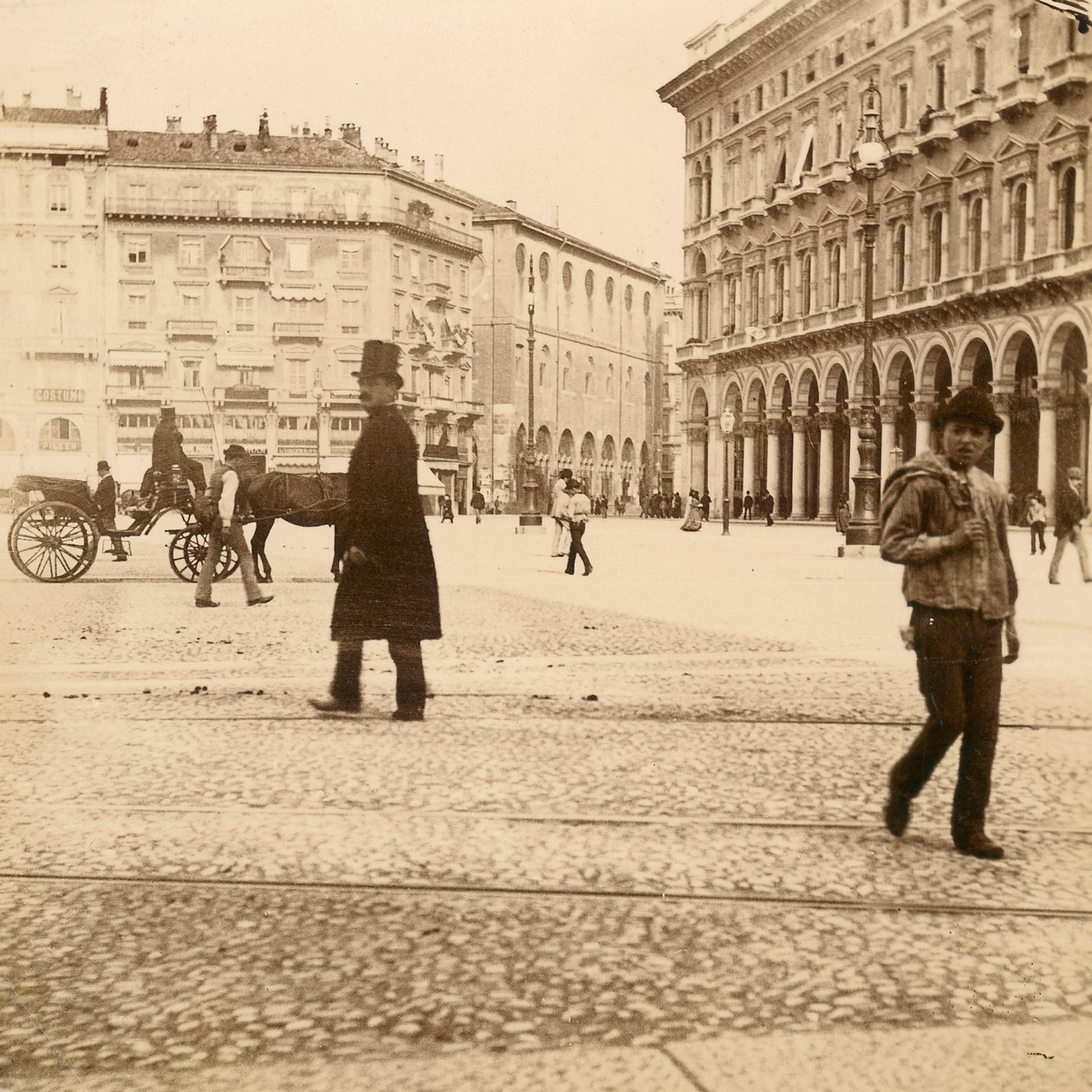 Utsikt över Piazza del Duomo, Milano, 1873 av Italian Photographer