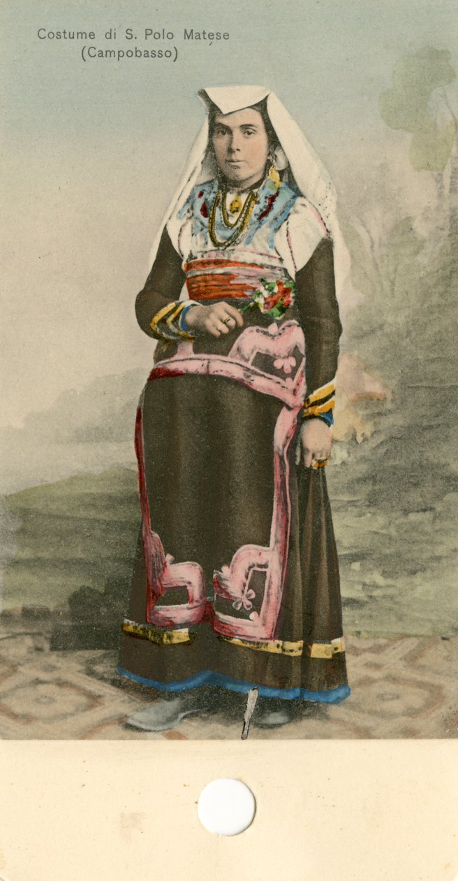 Kvinna i traditionell dräkt, San Polo Matese, Molise, Italien, ca 1910 av Italian Photographer