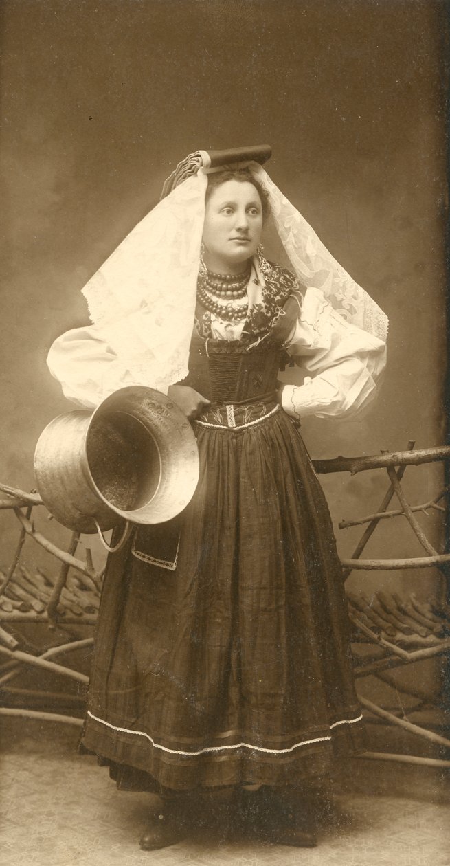 Kvinna med traditionell dräkt och kopparkärl i handen, Abruzzo, Italien av Italian Photographer