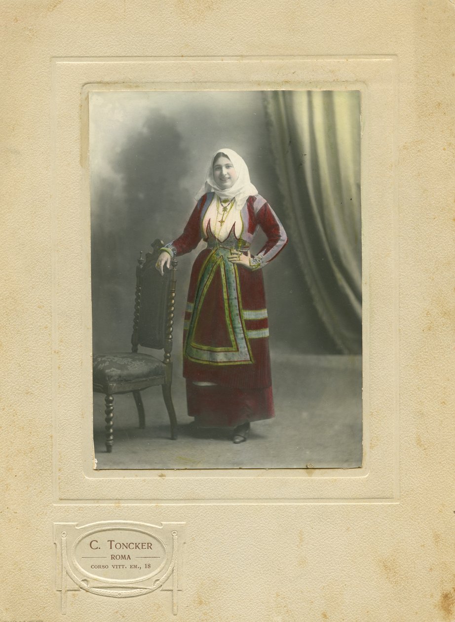 Kvinna i traditionell klädedräkt, Sardinien, Italien, fotografi av Camillo Toncker, Rom, ca 1910 av Italian Photographer