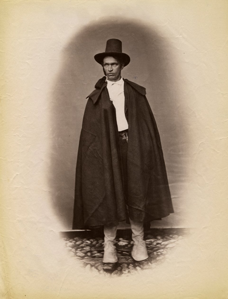 Ung man bär kappa och hatt, Parre, Lombardiet, Italien, fotografi av Premiata Fotografia Taramelli, Bergamo av Italian Photographer