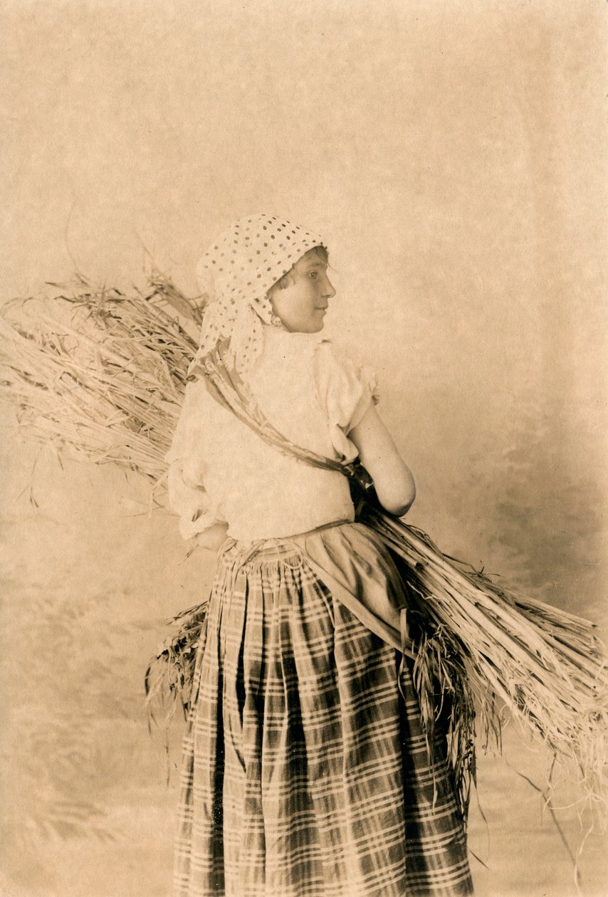 Ung bondekvinna i traditionella kläder, Lucera, Apulien, Italien, fotografi av R Manfredonia, Lucera, ca 1900 av Italian Photographer
