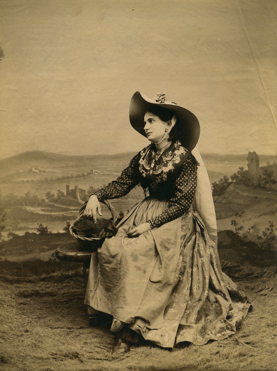 Ung kvinna bär kläder och halmhatt från Sienas landsbygd, Toscana, Italien, fotografi av Paolo Lombardi, Siena, ca 1890 av Italian Photographer