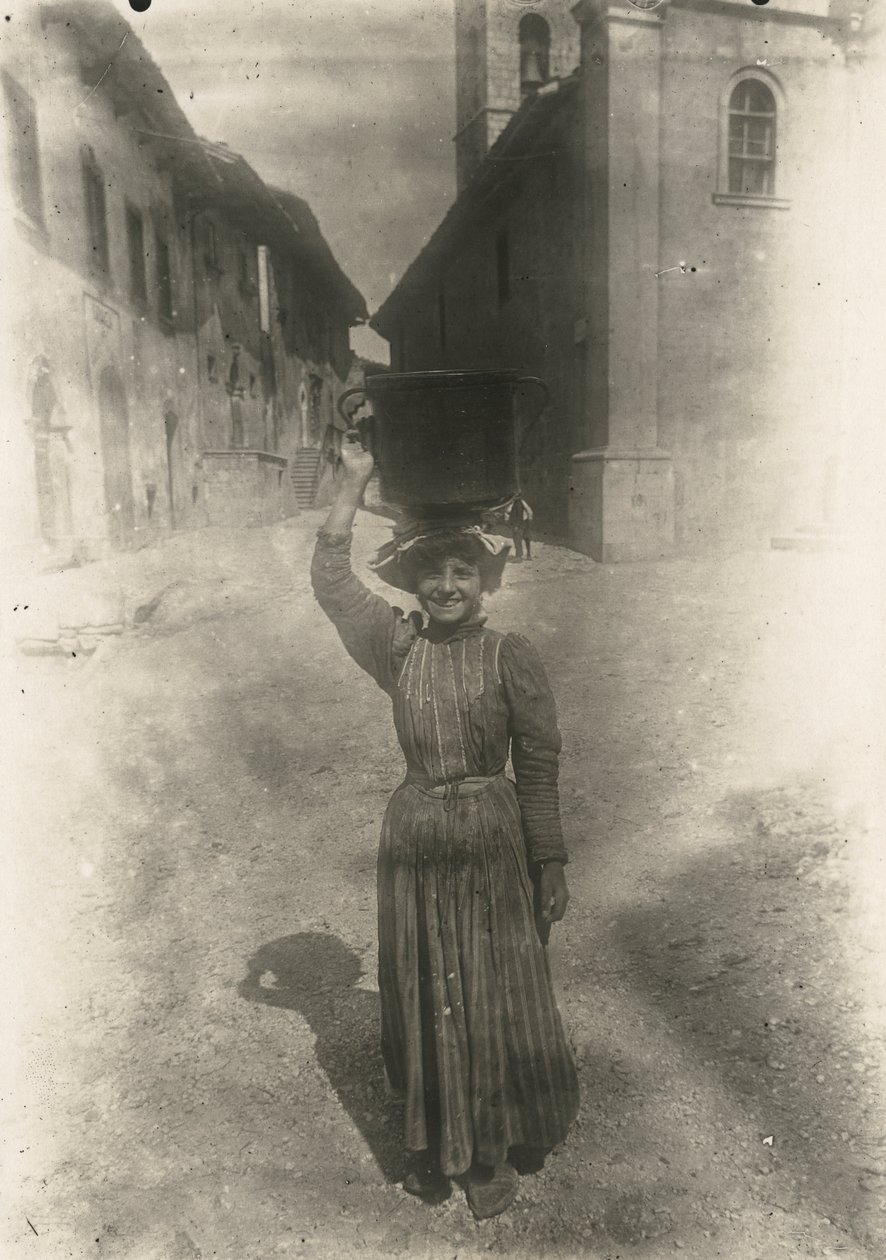 Ung kvinna i traditionella kläder, Roccaraso, Abruzzo, Italien, ca 1905 av Italian Photographer