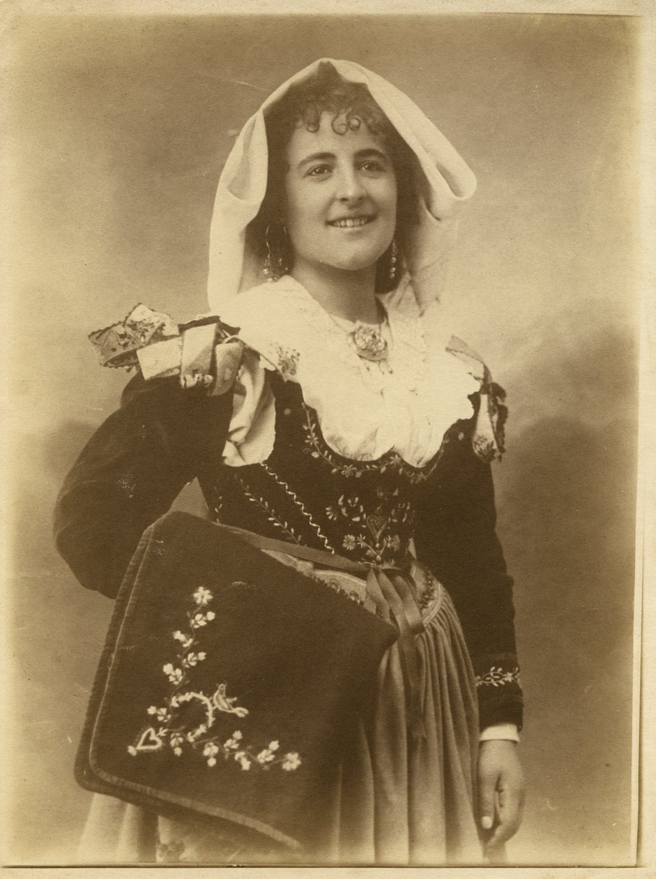 Ung kvinna iförd traditionell klänning och huvudbonad, Abruzzo, Italien av Italian Photographer