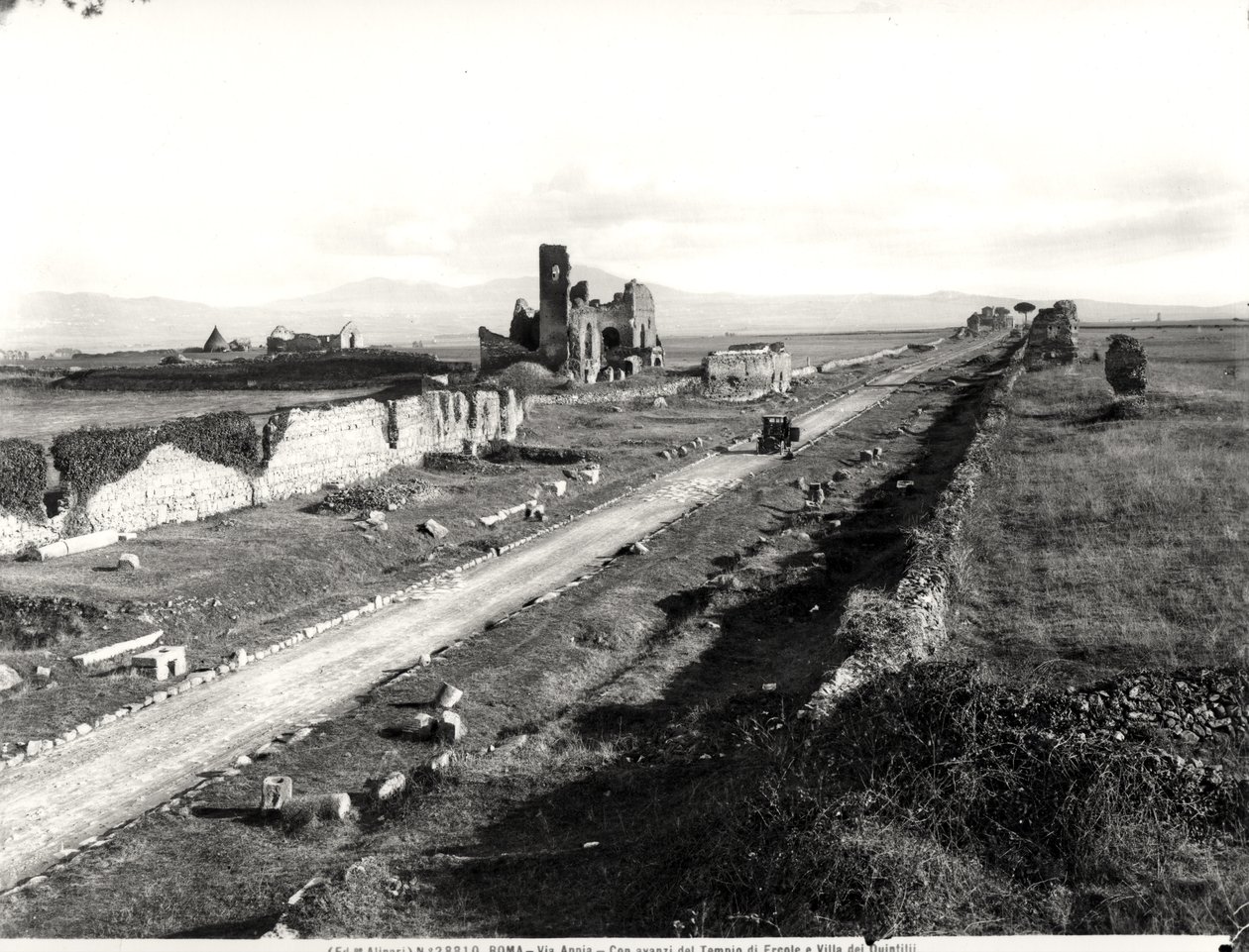 Utsikt över Via Appia med det ruinerade Herkulestemplet och Villa dei Quintili av Italian Photographer Italian Photographer
